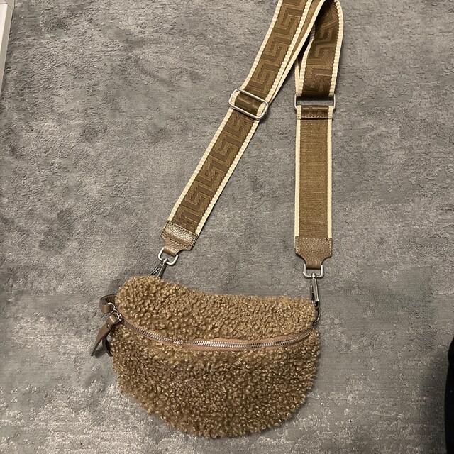 ★TOUT Y EST★ Solid crossbody bag with attached strap CLDMB Think Royln Pearl Grey Crossbody, Belt / Waist Bag– Pink Dot