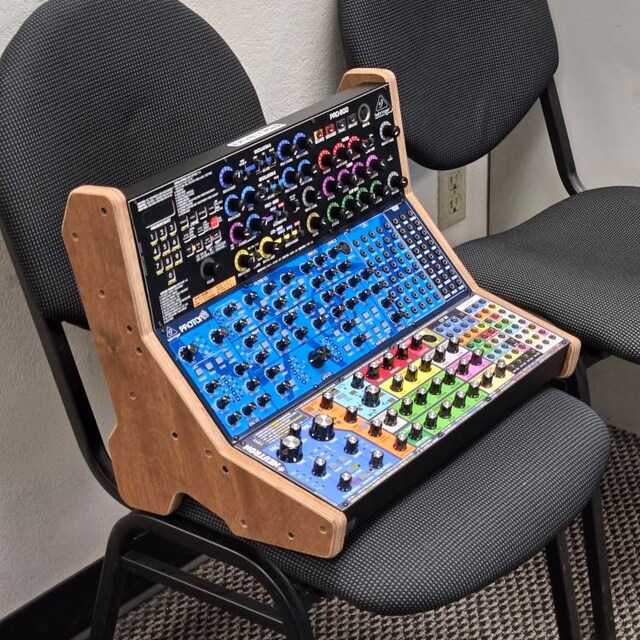 【付属品完備】behringer EURORACK STAND (3-TIER) Behringer Eurorack Stand 3-Tier for 70/80 and 104 HP Cases