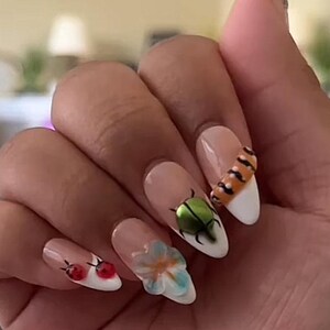 ガーデンバグパレードのプレスオンネイル、アリ、てんとう虫