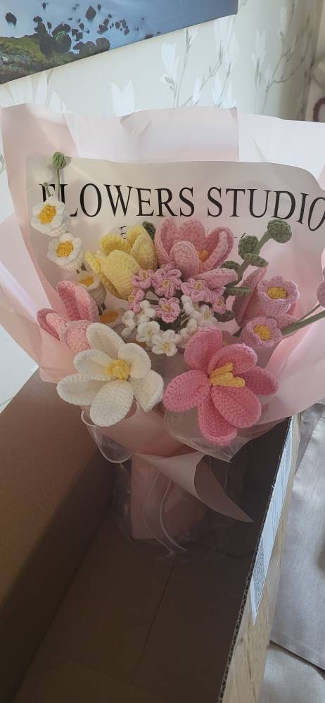 Gehäkelter Blumenstrauß, Tulpe, Rosa, Weiß, Lila, Blau, ewig, Abschluss, Geburtstag, Geschenk für Freundin, Schwester, Freundin, Liebe, Ostern