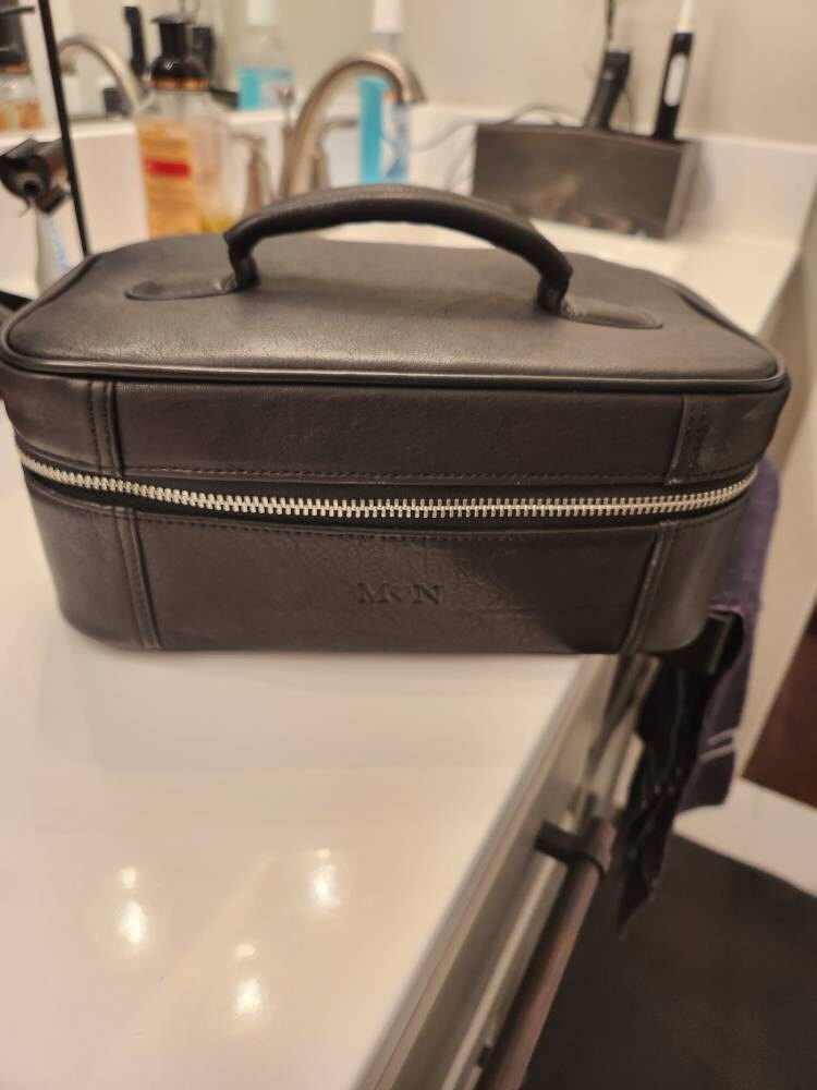 Leather toiletry bag - Personalized gift for wife - Gift for mom - Anniversary gift - Cosmetic bag - Monogrammed makeup case - For daughter