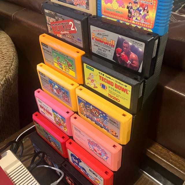 任天堂ファミリーコンピュータ用ゲームカートリッジディスプレイ（1