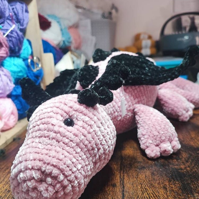 ピンクのドラゴン型あみぐるみ 大きな妖精のドラゴンの編みぐるみ編み図、編みぐるみ編み図、編み