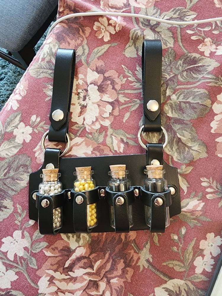 Vierfach-Fläschchenholster aus Leder