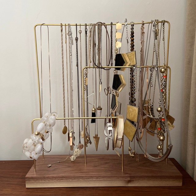【ハンドメイド】真鍮製アクセサリースタンド 木製ベース付き 非対称真鍮ジュエリースタンド、木製ベース、ネックレスオーガナイザー
