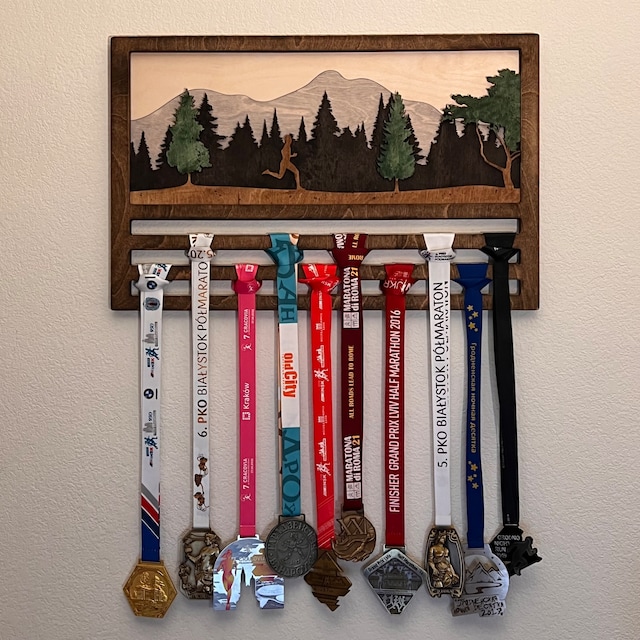 MEDALdisplay Marathon - Colgador de medallas Deportivas Hembra - Medallero  de Pared Running, Corredor, Maratón - Sport Medal Hanger (F 450 mm x 80 mm  x 3 mm) : : Deportes y aire libre