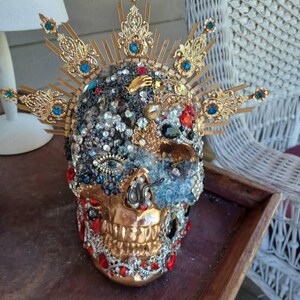 宝石をちりばめたゴシック様式の頭蓋骨聖遺物箱：手作りの不気味な美術