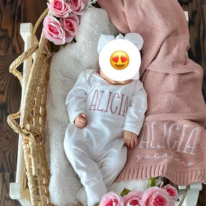 Baby outfit set with cotton knit blanket, personalized newborn gift, baby shower, homecoming set, baby bodysuit with matching hat