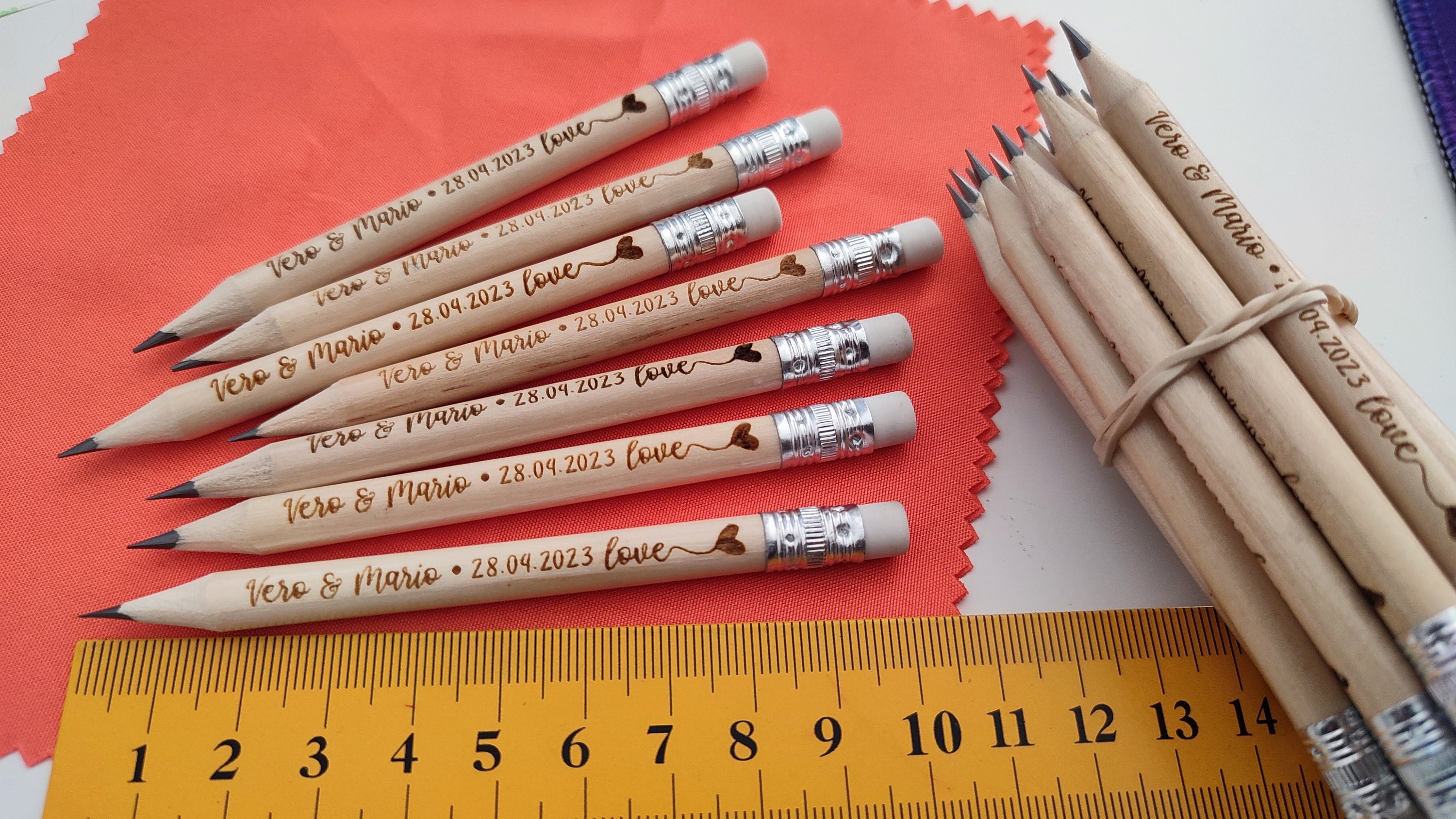 Hochzeitsgeschenke, personalisierte, gravierte rustikale Holzstifte zur Hochzeit. Einzigartige Ideen für Hochzeitsgeschenke für Geschenktüten • AA078