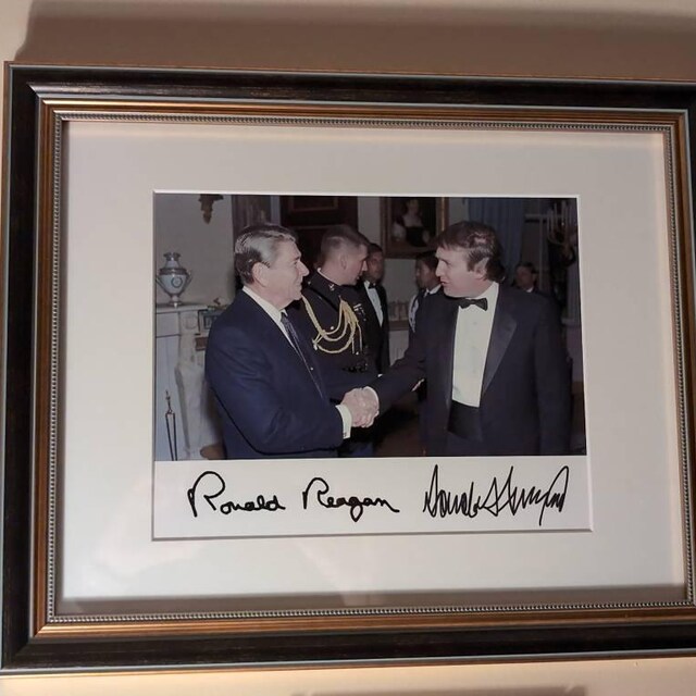 ドナルド・トランプ大統領のメッセージ入りゴールドサイン入り8×10