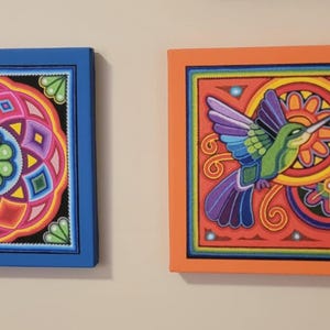 印刷可能なウォールアート｜グリーンハチドリのウィチョル族デザイン