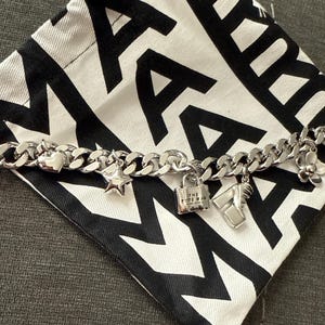 【関税込み】Sticker Charm Bracelet - Marc Jacobs - l - S MJI_2S5JBR001J63_098_F8F8F8_4-