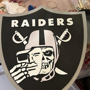 Un Par De Espadas Cruzadas Detrás De Un Cráneo Formando Una Clásica