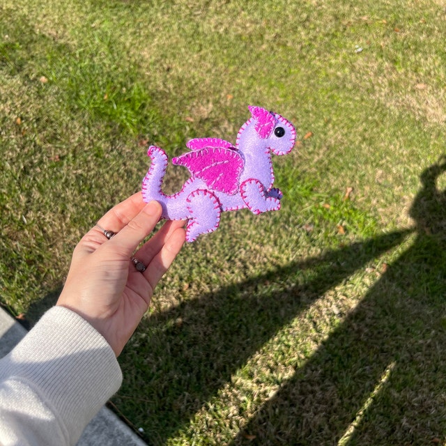 ベビードラゴン。フェルト製のぬいぐるみの型紙と作り方ガイド