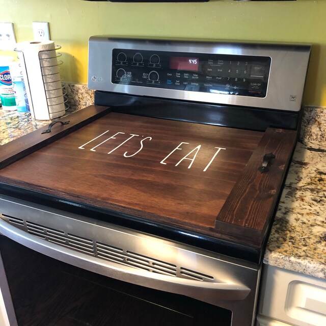 TIRYIUOU Copertura Per Stufa In Legno Di Pino, 77x55 Cm, Con Manici In Metallo Staccabili, Tagliere Multifunzione Per Piano Cottura