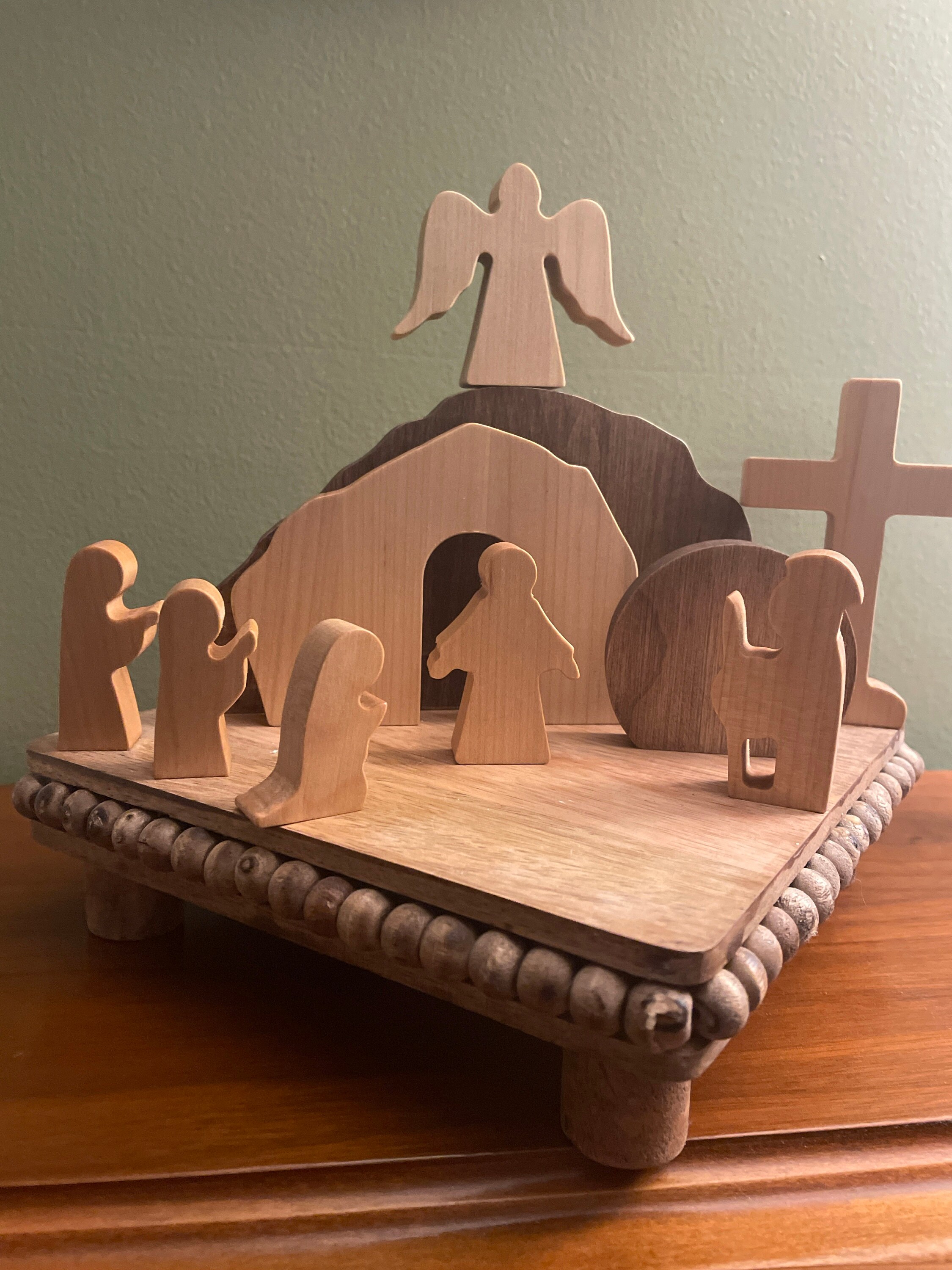 Osterdekoration, Auferstehungsszene, christliches Dekor, handgemachtes Osterandenken, Heimgeschenk, religiöse Ostergeschenke für die Familie, leeres Grab, Massivholz