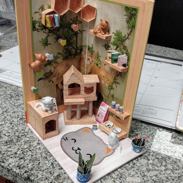Set Di Mobili Per Casa Delle Bambole In Noce E Verde Con Comò, Tavolo E Sedie