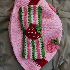 Shortcake BucketHat// Strawberry Crochet