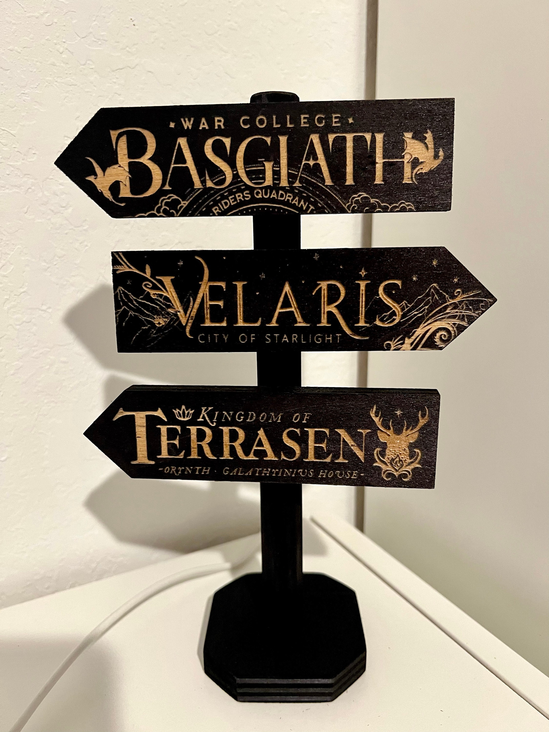 Standing Wooden Signposts, laser engraved, literary places inspired by literature: ACOMAF, Six of Crows, Nevernight...