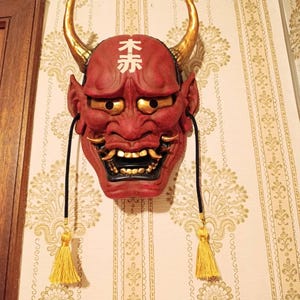 日本の伝統的な般若の面 鬼 悪魔 日本の能 伝統的な面 悪魔 赤 赤い