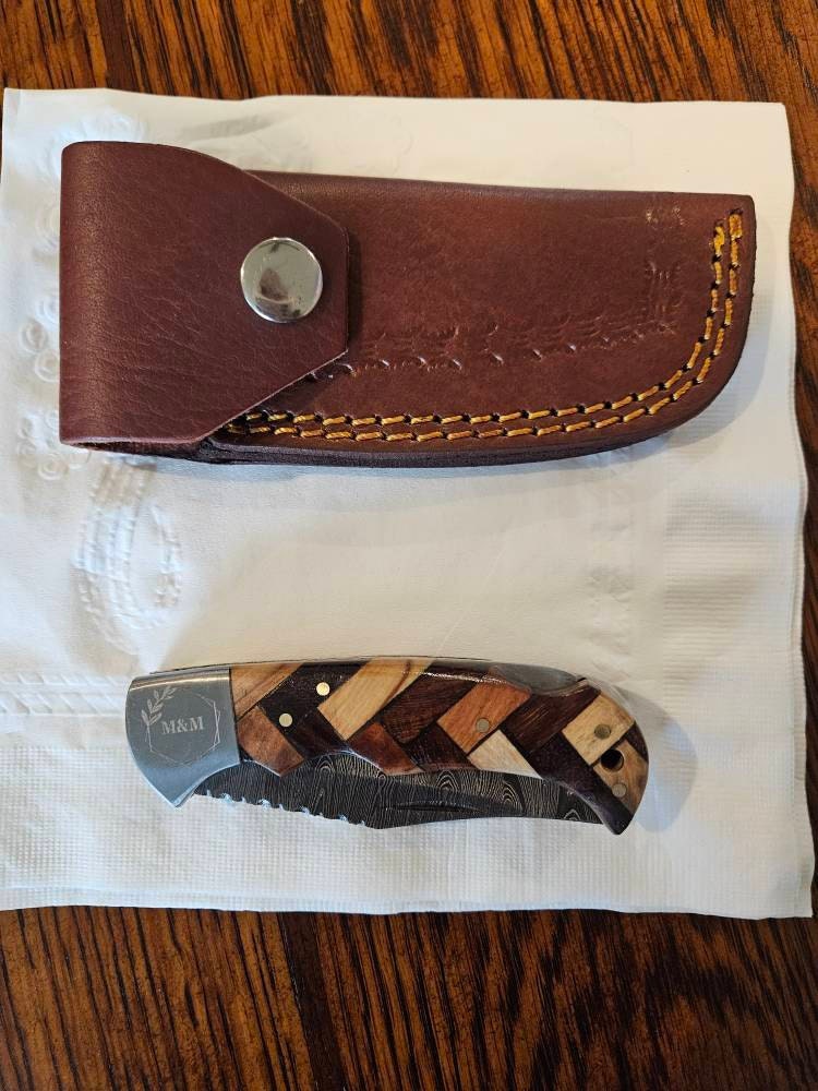 Handgemachtes Damast-Taschenmesser mit Olivenholzgriff, Geburtstagsgeschenk, Klappmesser, Bräutigamsmann-Geschenk, Jahrestag, Hochzeit, personalisiertes Geschenk für Männer