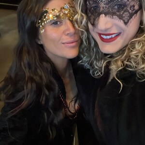 Masque Dentelle Mascarade Noir +Couronne Femme avec Strass Perles  Artificielle Déguisement pour Mascarade Carnaval Halloween : : Mode