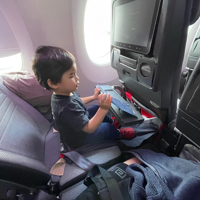 79 x 44 cm Kinder-Flugzeug-Sitzverlängerung, tragbares Reise-Sitzkissen  (grau)
