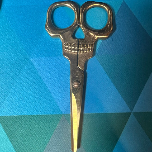 This week's Friday Fave are everyone's favorite Skull Scissors 💀 Made from  heavy duty stainless steel, these make every project bag just…