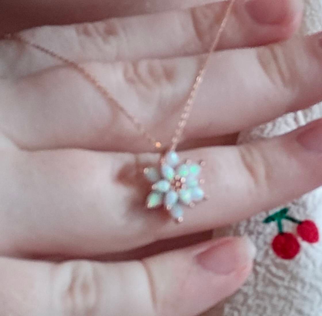 OpalBlumen Halskette, Zierliche Opal Halskette, OpalBlumen Halskette, Weiße Opal Halskette Gold, Muttertagsgeschenk, Brautjungfern Halskette, Geschenk für sie