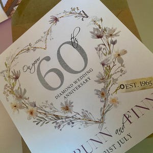 Biglietto Di Auguri Hunts England Per 60° Anniversario Di Zia E Zio, Formato 148x148 Mm, Con Scritta In Inglese E Busta Bianca, Carta Di Qualità, Interno Vuoto Per Messaggio Personale