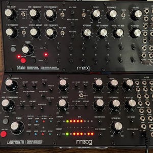 Moog セミモジュラーシンセ用 2段ソリッドウッドラックスタンド - DFAM