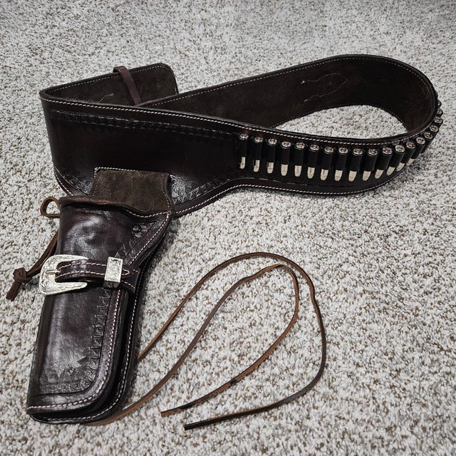 Handmade Tooled Leather Cowboy Cartridge Belt Holster, .22  display picture 1