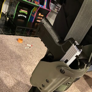 バイオハザード4 リメイク レオン・ケネディ風コスプレ 太もも