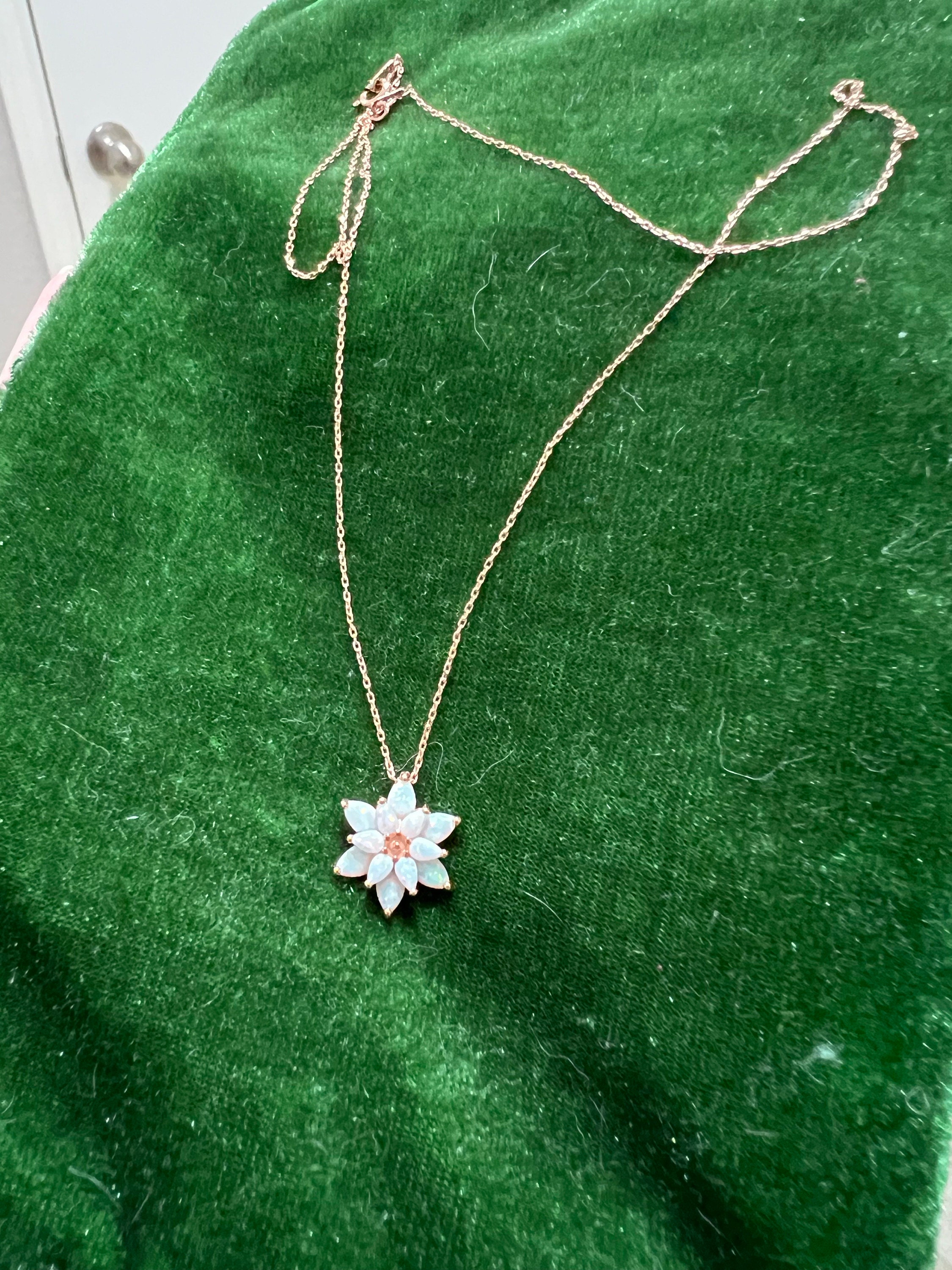 OpalBlumen Halskette, Zierliche Opal Halskette, OpalBlumen Halskette, Weiße Opal Halskette Gold, Muttertagsgeschenk, Brautjungfern Halskette, Geschenk für sie