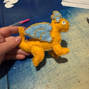 ベビードラゴン。フェルトで作るぬいぐるみの型紙と作り方ガイド