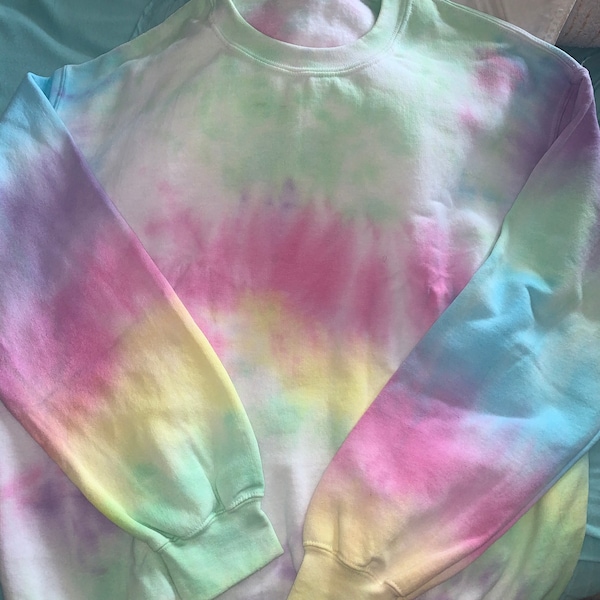 tie dye sweatshirt rainbow