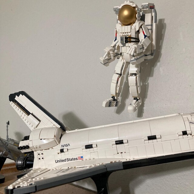 レゴ クリエイター 3-in-1 宇宙飛行士 (31152) を飾るための壁掛け