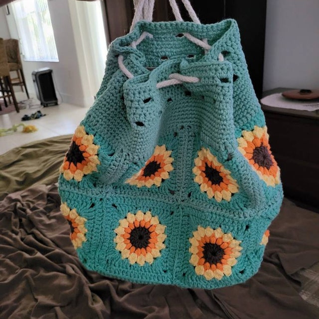 Sunflower granny square backpack! 🥰🌻 : r/crochet