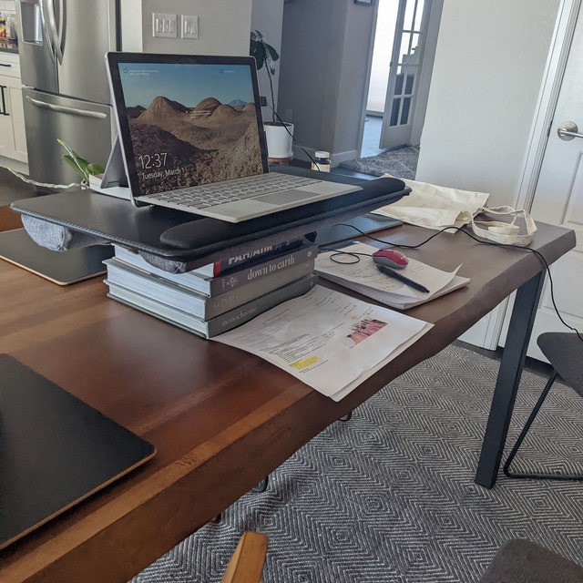 Microsoft Surface Pro スタンド: キーボードを取り付けたまま Microsoft Surface Pro スタンド: キーボードを取り付けたまま