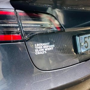 Autocollant Tesla "Je L'ai Acheté Avant Qu'on Sache Qu'Elon était Fou" - Vinyl Résistant - Accessoire Humour