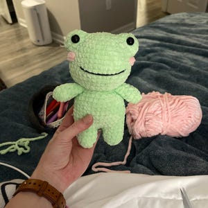かぎ針編みのパターン - サンタカエルのフィポ、カエルのぬいぐるみ