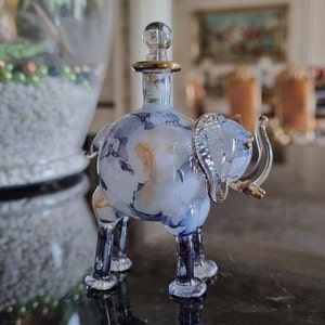 ゾウの香水瓶。エジプトの吹きガラスで作られた素晴らしいオーナメント