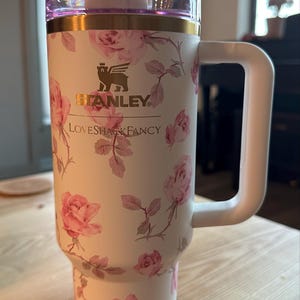 Stanley x LoveShackFancy 40オンス クエンチャー カスタム彫刻花柄