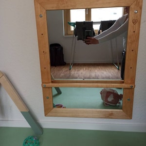 Miroir Montessori 65x65 cm, incassable, avec barre de préhension