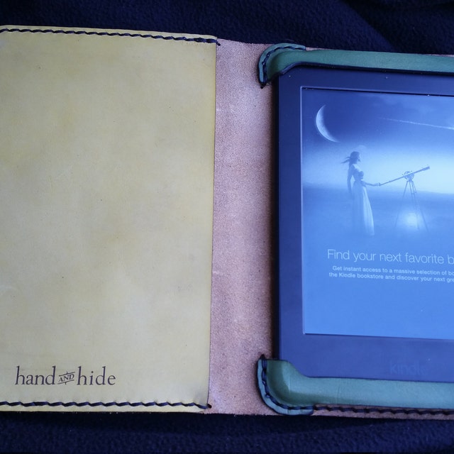 MyGadget Housse pour  Kindle Paperwhite 7e Génération 2012 à 2017 -  Etui Simili Cuir Poignée élastique - Flip Case PU Leather - Cover Bleu Foncé