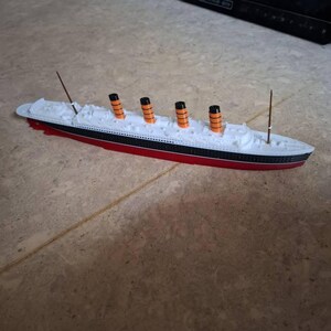12インチ RMS ルシタニア号模型（オレンジ色の煙突付き