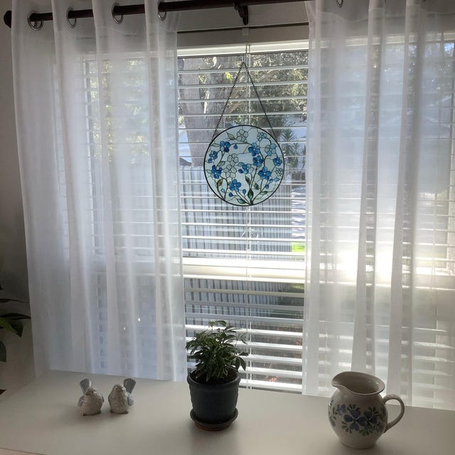 茶々様✨めずらしいステンドグラスのようなデザインの刺繍半襟 日本製 新品 忘れな草のステンドグラスサンキャッチャー、青い花柄の窓掛け、植物柄