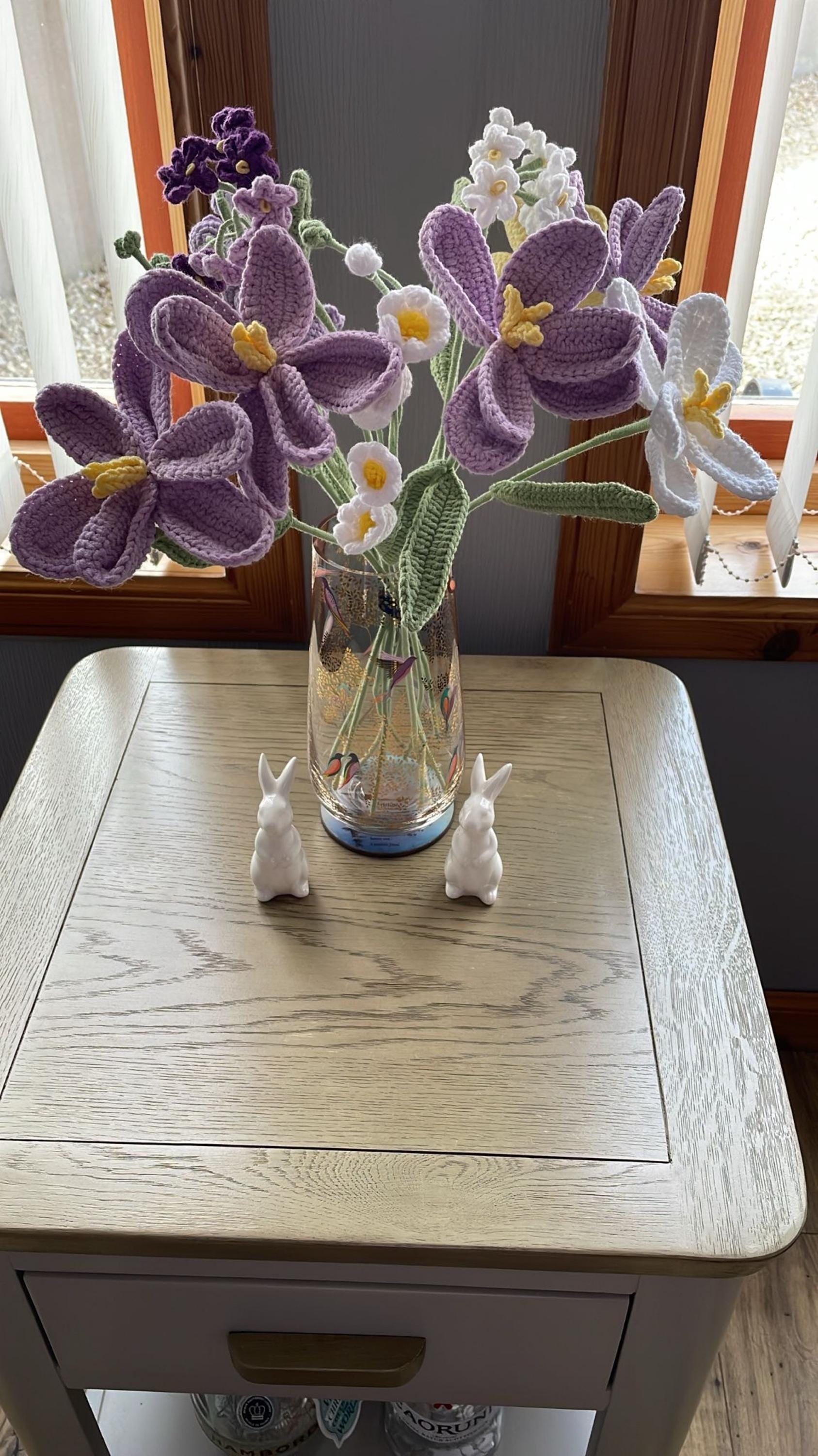 Gehäkelter Blumenstrauß, Tulpe, Rosa, Weiß, Lila, Blau, ewig, Abschluss, Geburtstag, Geschenk für Freundin, Schwester, Freundin, Liebe, Ostern