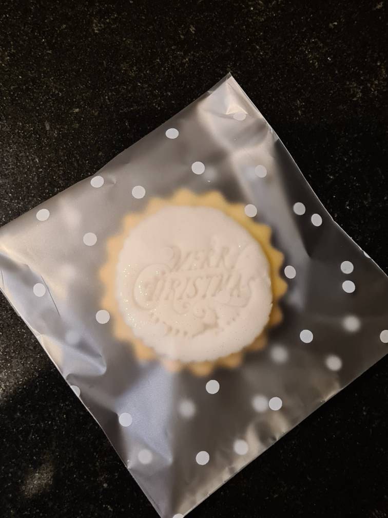 White polka dot pattern clear self adhesive bags (XXS/XS/S/M/L/LS) pack of 10,25,50,100,200,500. Ideal for party favours, gift bags.
