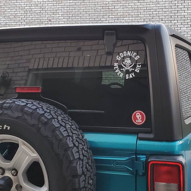 Goonies Never Say Die Skull And Crosbones Decal Vinyl Sticker Makarios LLC |Cars Trucks Walls Laptop MKR| White |5.5 X 5.25 In|MKR199 - Foto 11